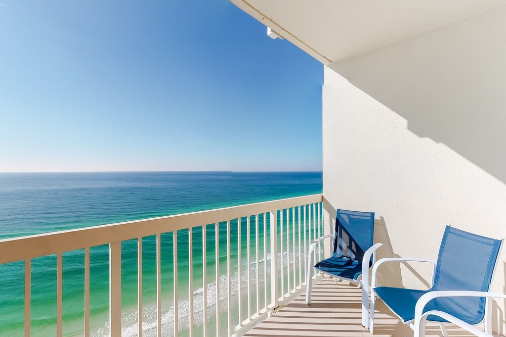 Lovely beachy condo w/ gulf view, shared pools & hot tub - walk to the beach!