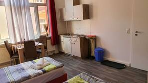 Kühlschrank, Herd, Kochgeschirr/Geschirr/Besteck, Reinigungsartikel
