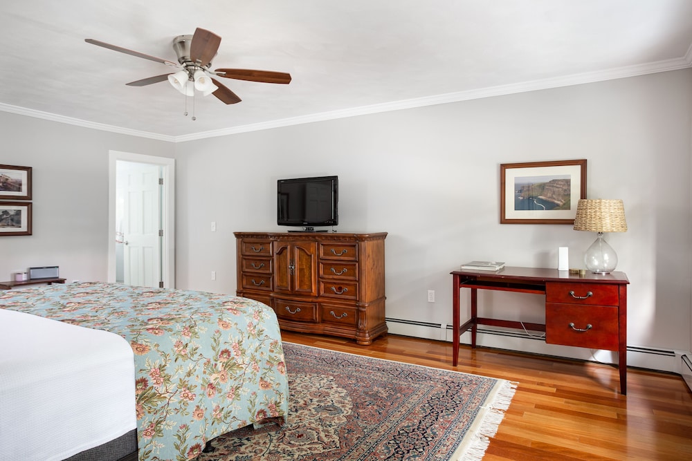 Sleeps 12 with pool and large deck; 6BR/4BA, 3 mi to beach Narragansett Vrbo