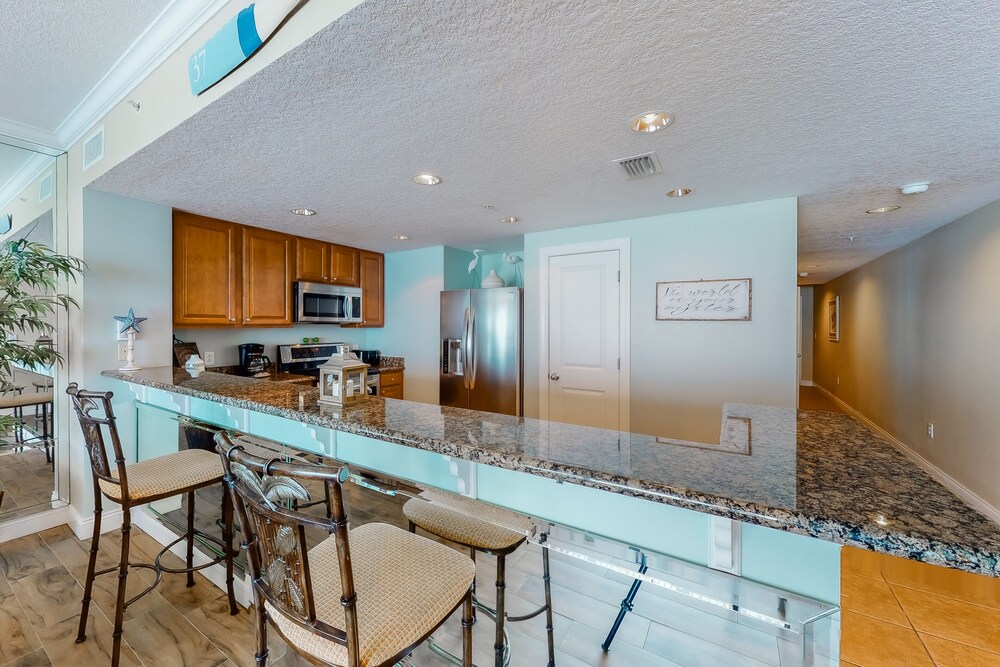 Gulf-facing condo w/ shared pool, scenic balcony, and beach access