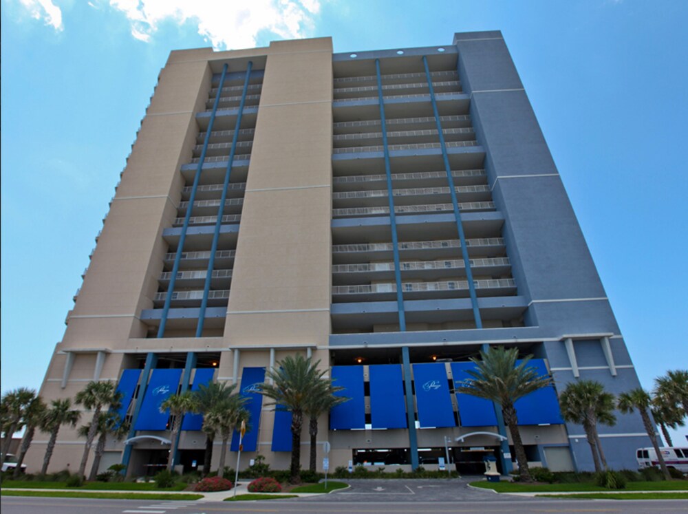 Gulf-facing condo w/ shared pool, scenic balcony, and beach access