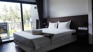Iron/ironing board, linens