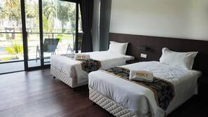 Iron/ironing board, linens