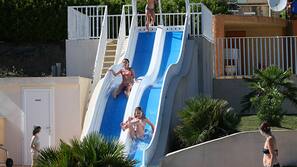 Piscine extérieure (ouverte en saison), parasols de plage