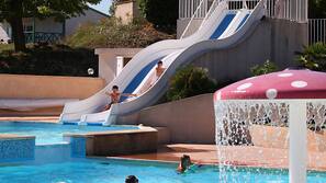 Piscine extérieure (ouverte en saison), parasols de plage
