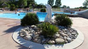 Piscine extérieure (ouverte en saison), parasols de plage