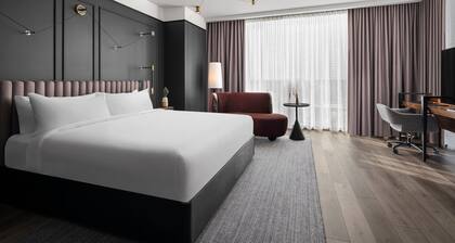 Renaissance Milwaukee West Hotel