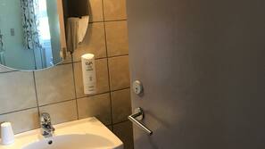 Douche, serviettes fournies, savon, papier toilette