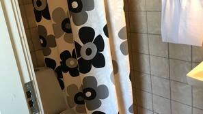 Douche, serviettes fournies, savon, papier toilette