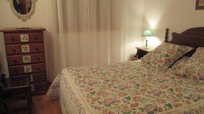3 dormitorios, tabla de planchar con plancha, ropa de cama
