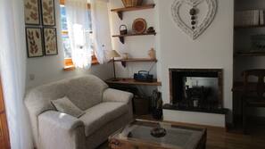 Una televisión, una chimenea