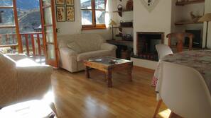 Una televisión, una chimenea