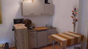 Kaffetrakter/tekoker og høy barnestol