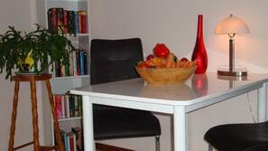 Kühlschrank, Mikrowelle, Herd, Wasserkocher mit Kaffee-/Teezubehör