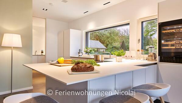 Kühlschrank, Mikrowelle, Herd, Geschirrspüler