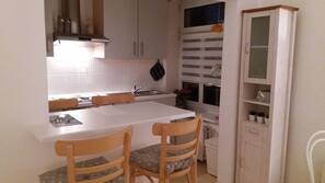 Kühlschrank, Mikrowelle, Herd, Wasserkocher mit Kaffee-/Teezubehör