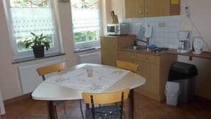 Kühlschrank, Mikrowelle, Herd, Wasserkocher mit Kaffee-/Teezubehör