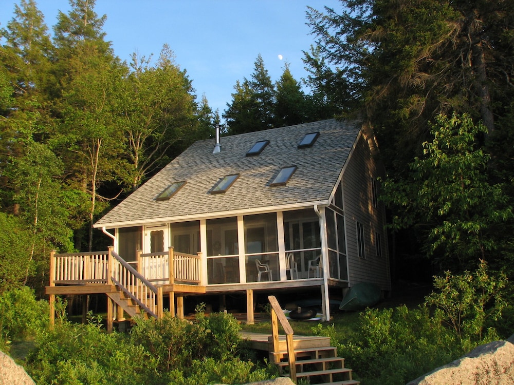 Beautiful Lakeside Cottage on Spring River Lake in Maine Hancock