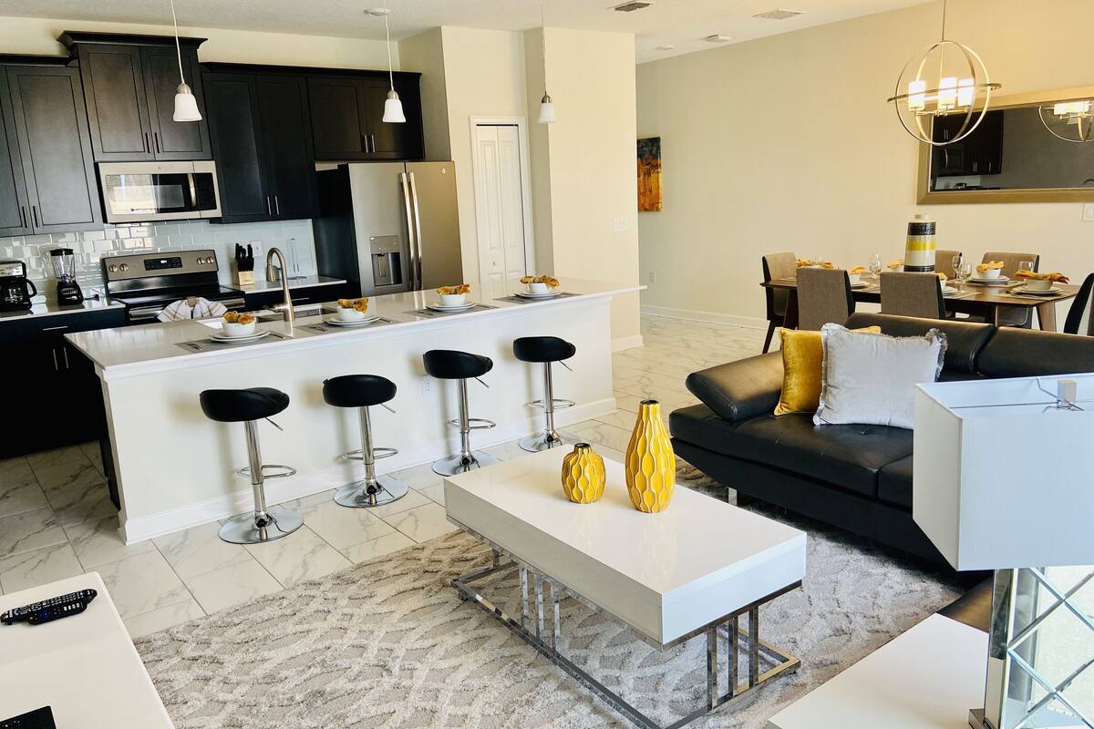 P10 We Are Open Pool Barbecue King Bed Free Access Oasis Club House 21 Room Prices Deals Reviews Expedia Com