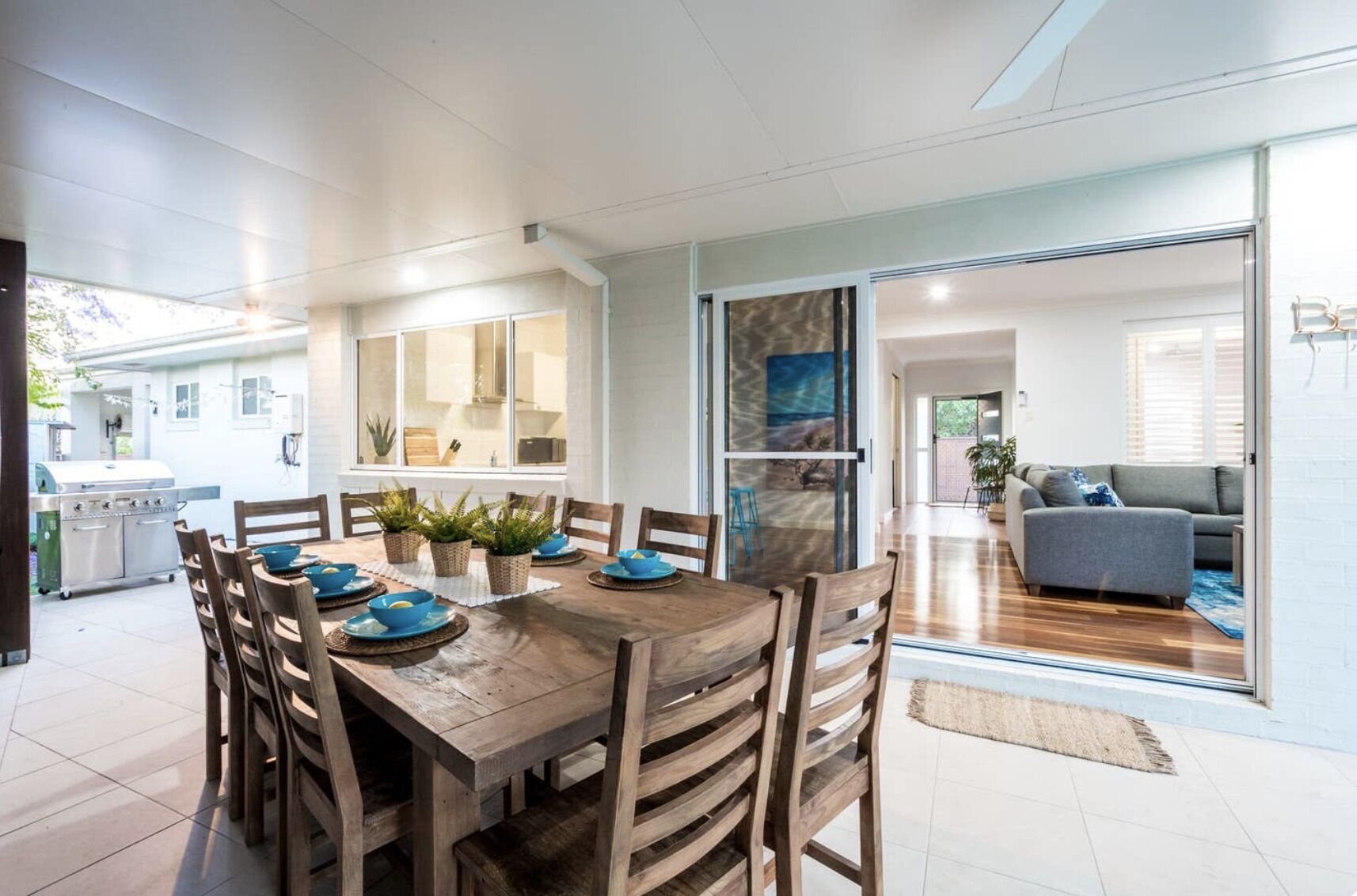 R Stylish Broadbeach Home With Pool