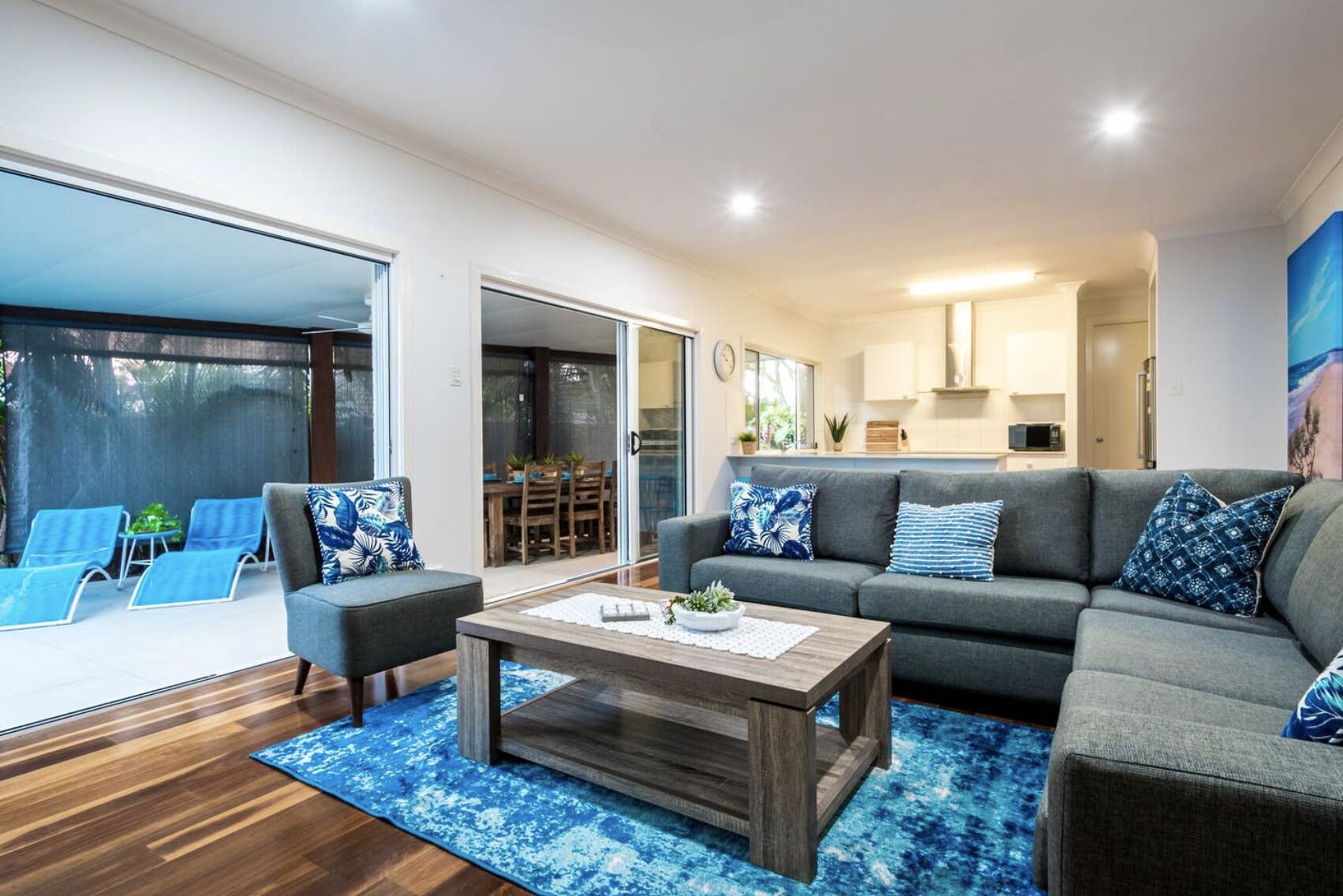 R Stylish Broadbeach Home With Pool