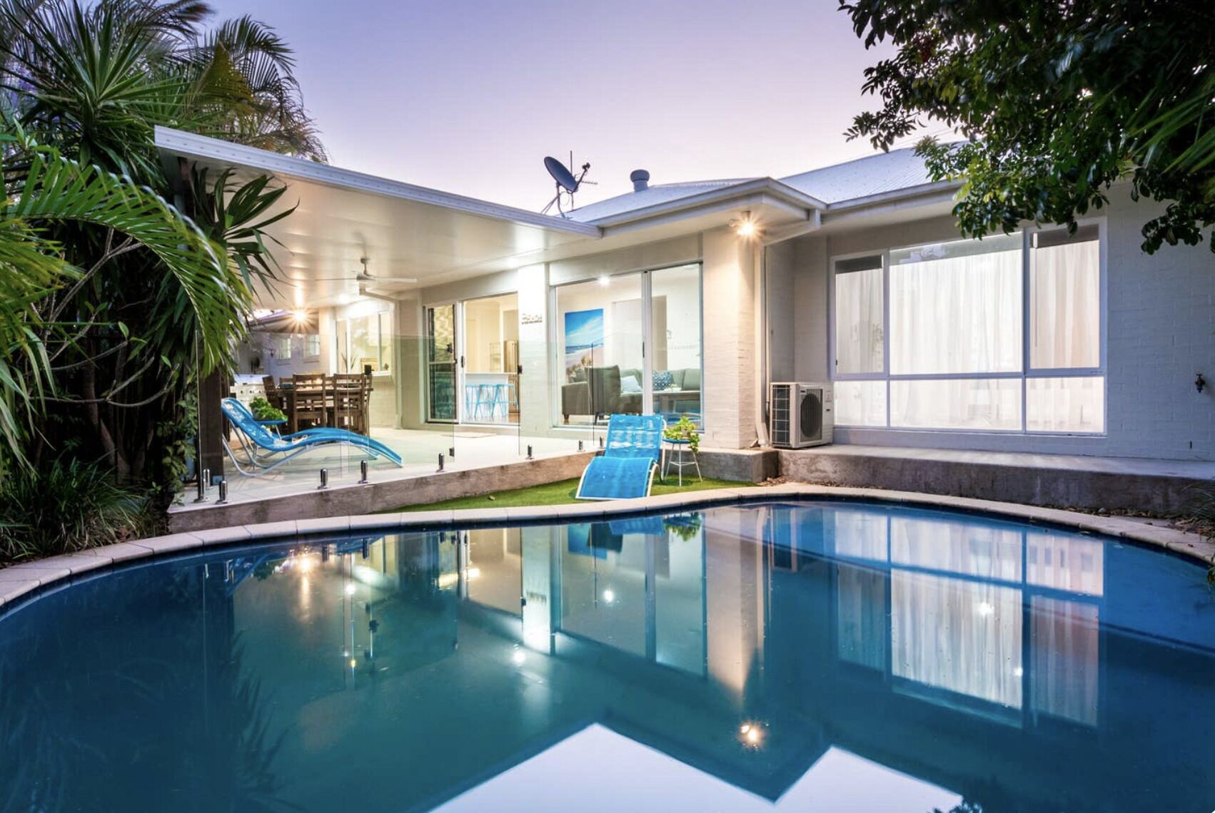 R Stylish Broadbeach Home With Pool