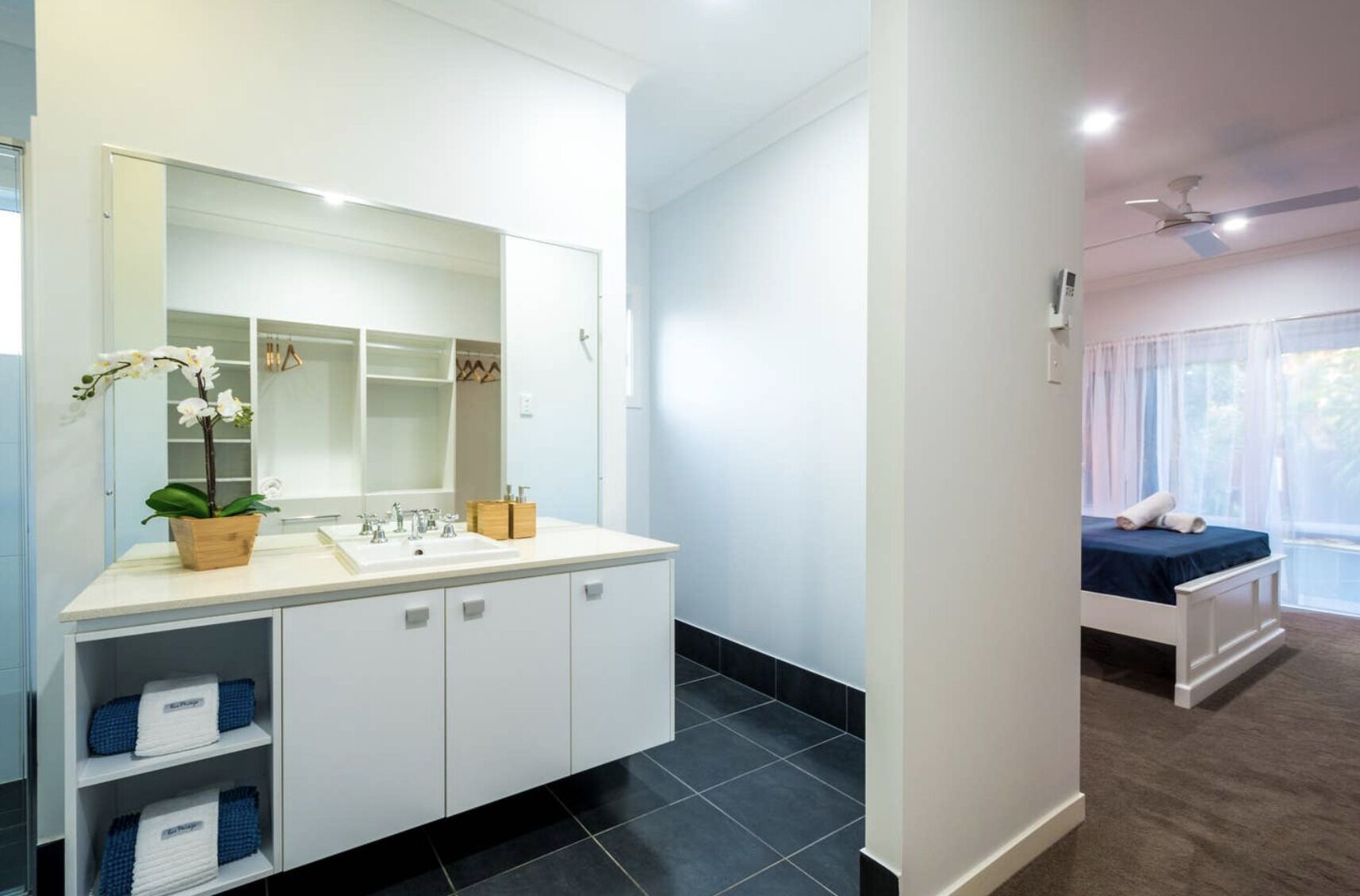 R Stylish Broadbeach Home With Pool