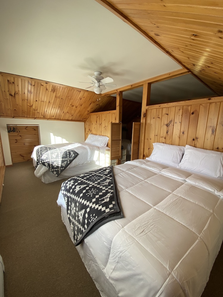 Comfortable Majestic recreational Lodge located on Long Lake in