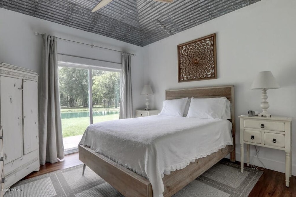 Cottage on a pond, walking distance to everything Cajun! Breaux Bridge Vrbo