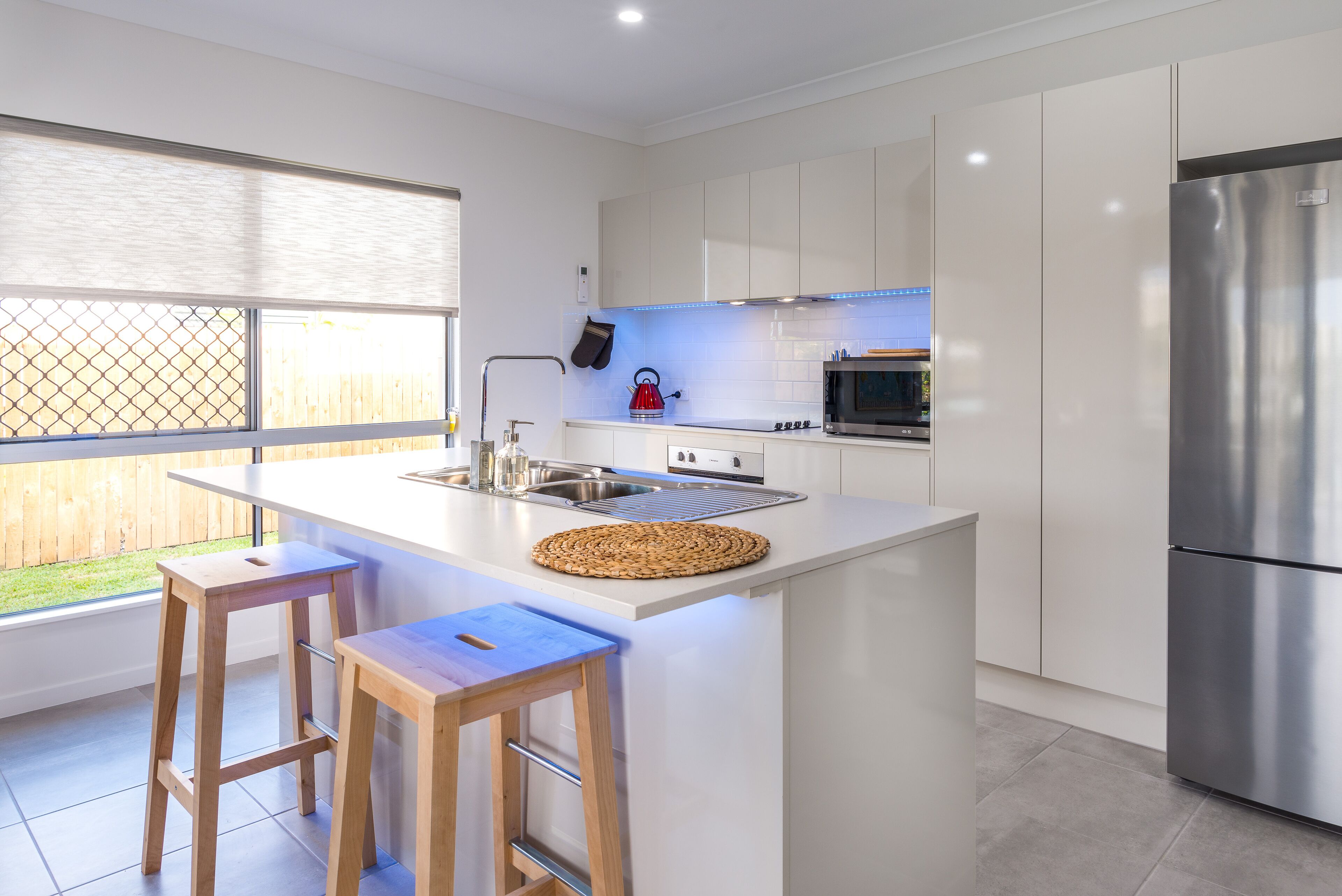 New Lakeside Villa at Blue Lagoon, Trinity Beach With Tennis Court and Lap Pool