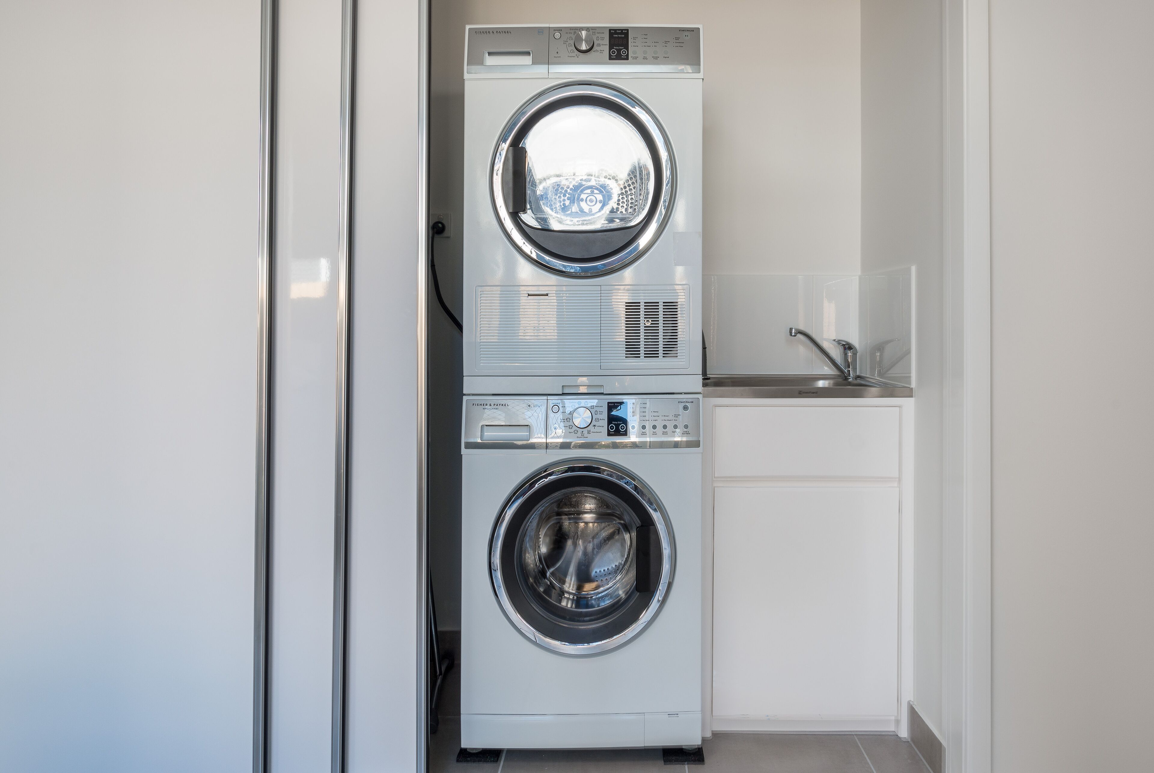 New Lakeside Villa at Blue Lagoon, Trinity Beach With Tennis Court and Lap Pool