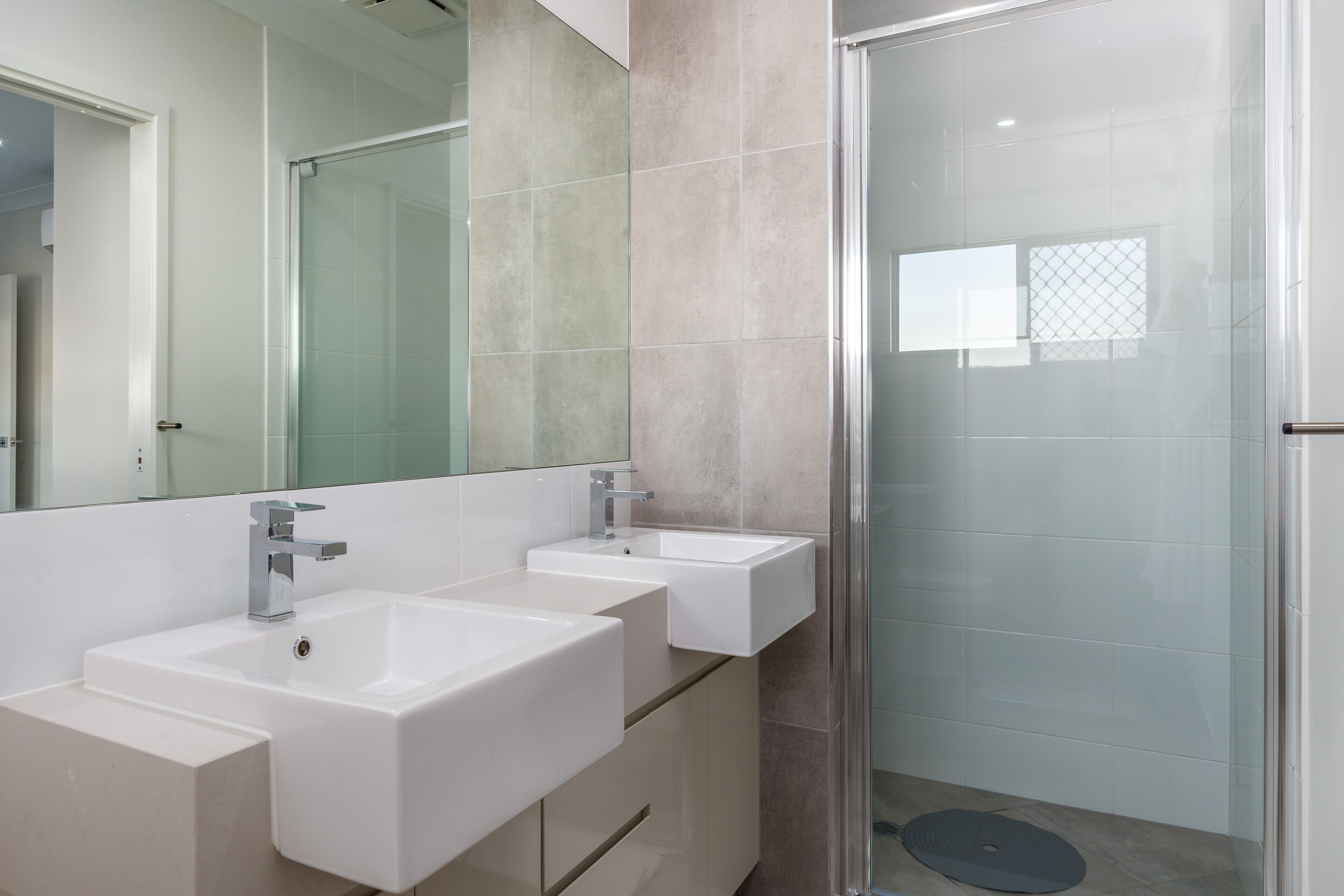 New Lakeside Villa at Blue Lagoon, Trinity Beach With Tennis Court and Lap Pool