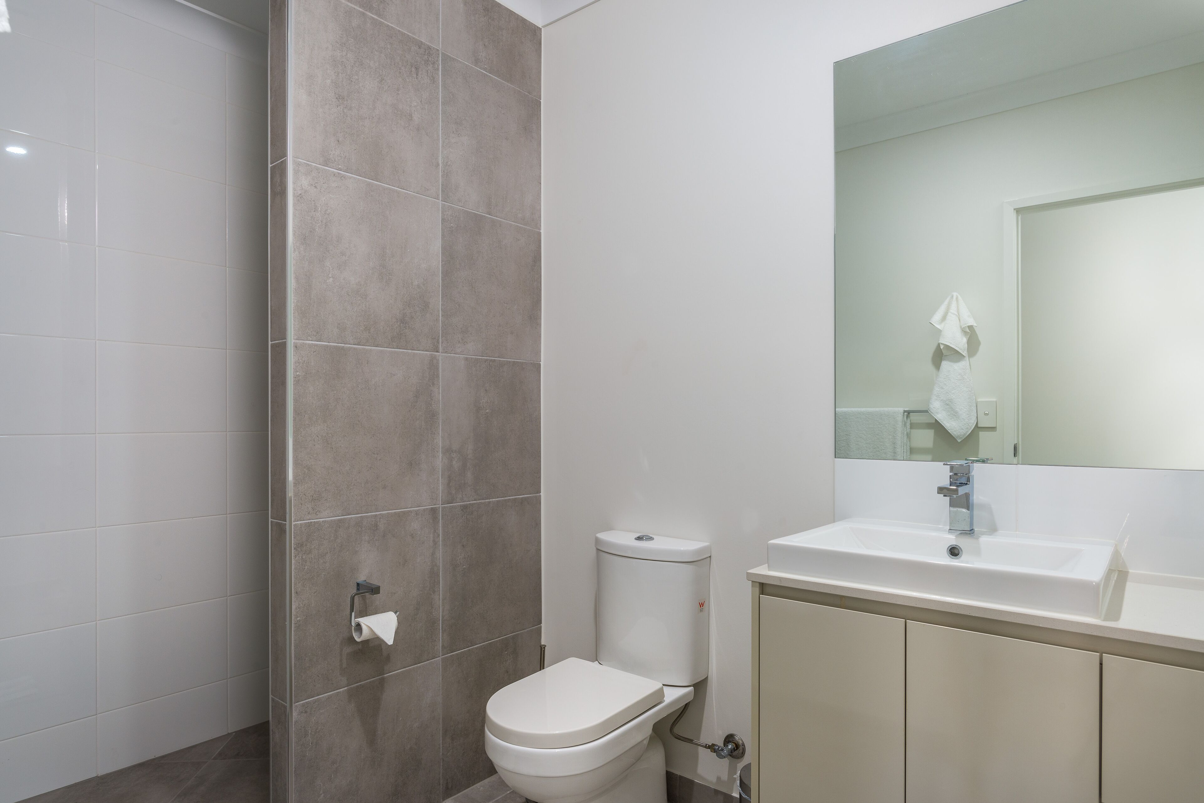 New Lakeside Villa at Blue Lagoon, Trinity Beach With Tennis Court and Lap Pool