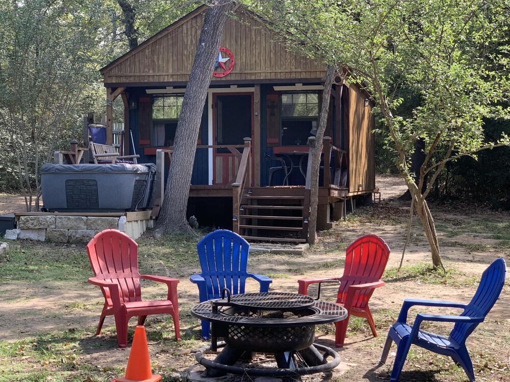 Private Cabin with hot tub. Nestled in the Woods just off Lake