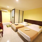 𝗧𝗢𝗣 𝟭𝟬 𝗛𝗼𝘁𝗲𝗹𝘀 𝗶𝗻 Kampung Seberang Takir 2021 Expedia