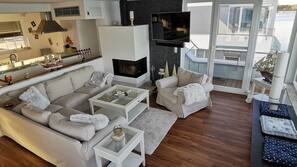 55-Zoll-Flachbildfernseher mit Satellitenempfang, Fernseher, Kamin