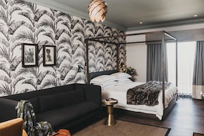 Executive Room | Free minibar, in-room safe, individually decorated, soundproofing