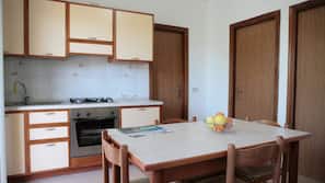 Frigorifero con congelatore, piano cottura, freezer
