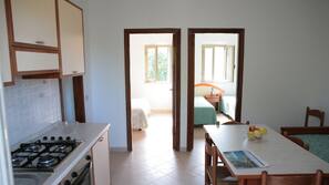 Frigorifero con congelatore, piano cottura, freezer