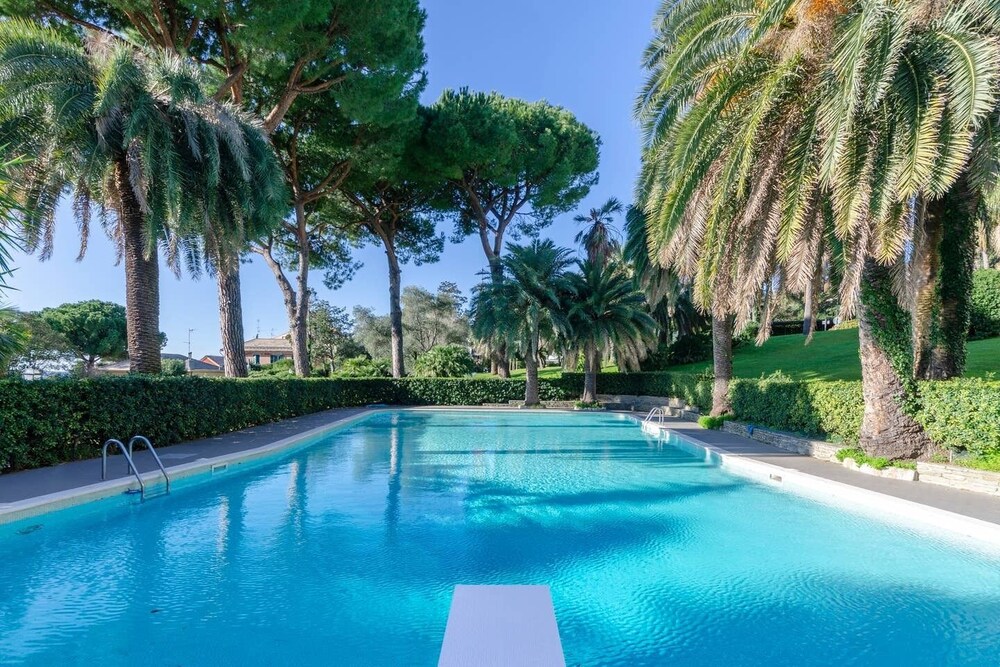 Altido Lovely Apt with Communal Pool in Nervi