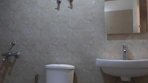 Shower, rainfall showerhead, free toiletries, slippers