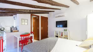 1 bedroom, bed sheets