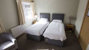 Cortinas opacas, tabla de planchar con plancha, wifi gratis