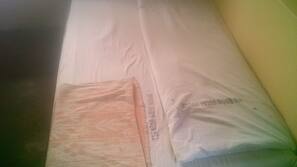 Bureau, rideaux occultants, Wi-Fi gratuit, draps fournis