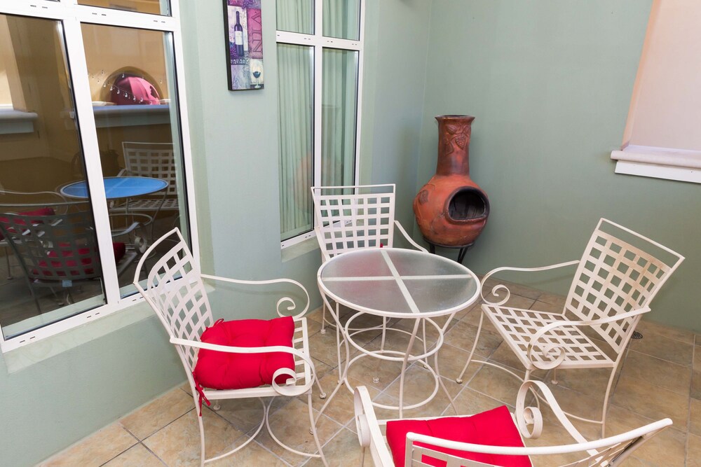 Updated 2Br 2Ba in the heart of Lake Las Vegas Village!