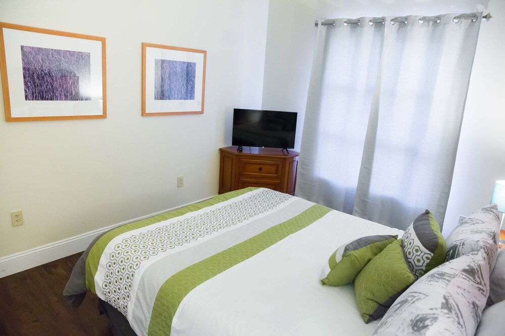 Updated 2Br 2Ba in the heart of Lake Las Vegas Village!