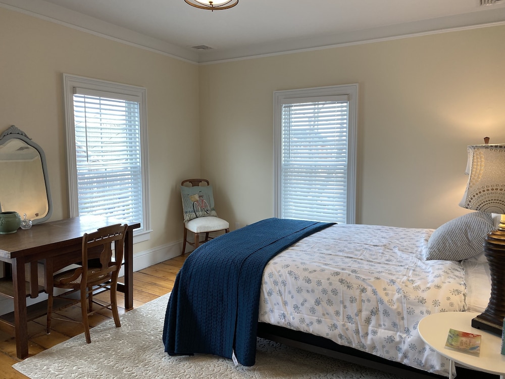 Spacious apartment, 3 blocks to downtown and steps to fishing pier