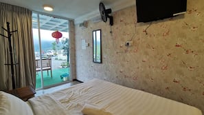 Free WiFi, linens