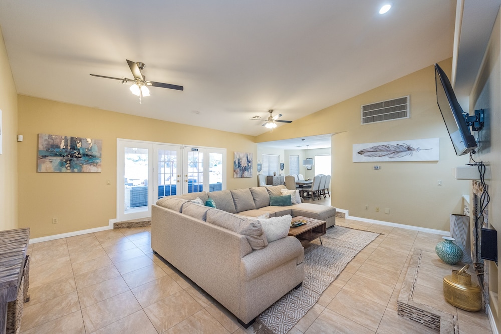 Beautiful spacious home, up to 10 guests welcome!