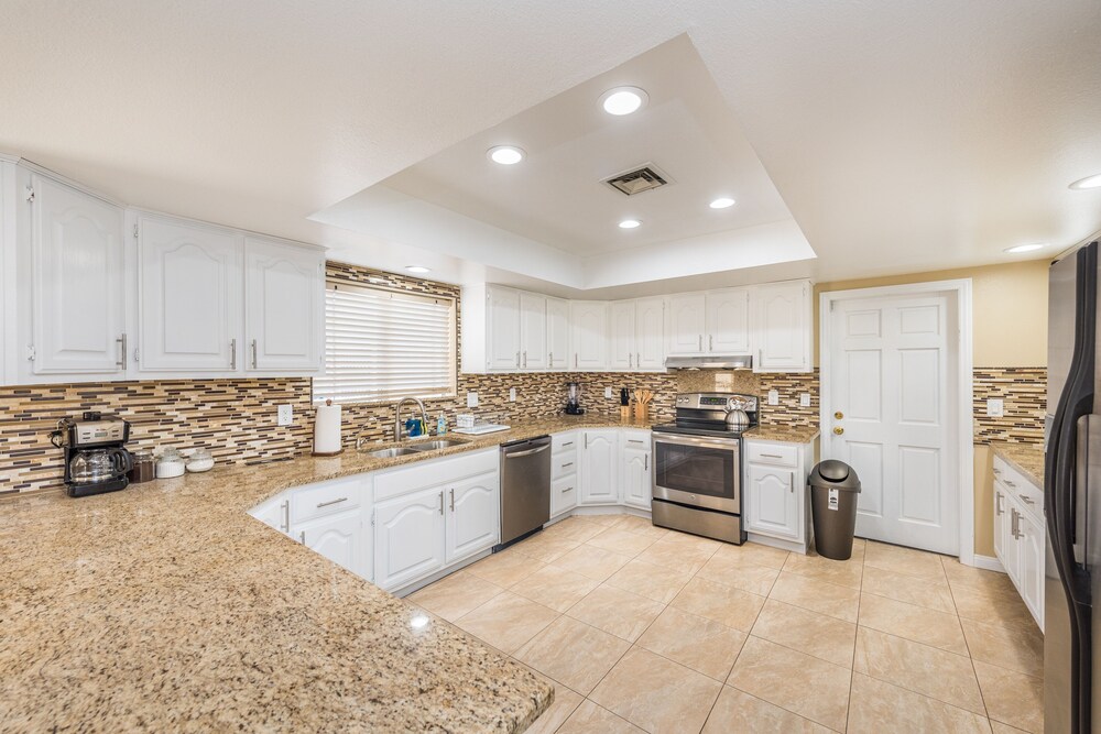 Beautiful spacious home, up to 10 guests welcome!